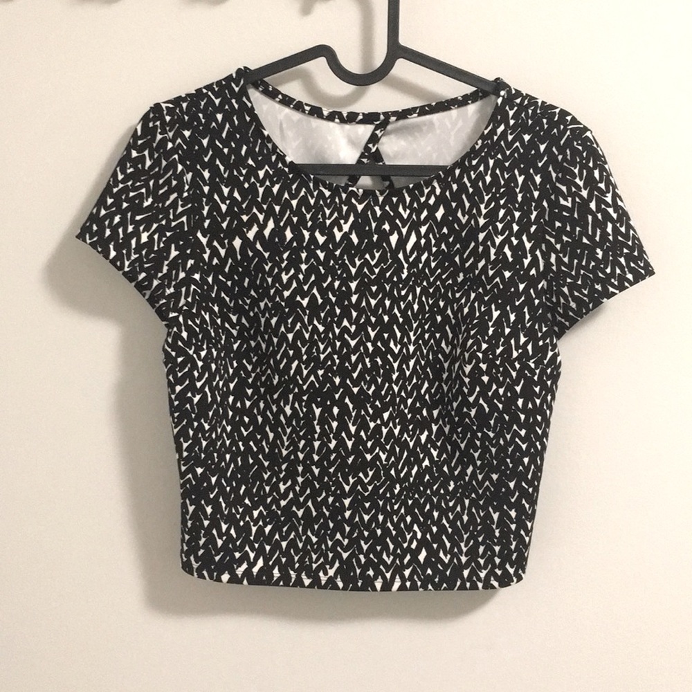Patterned crop top with keyhole back